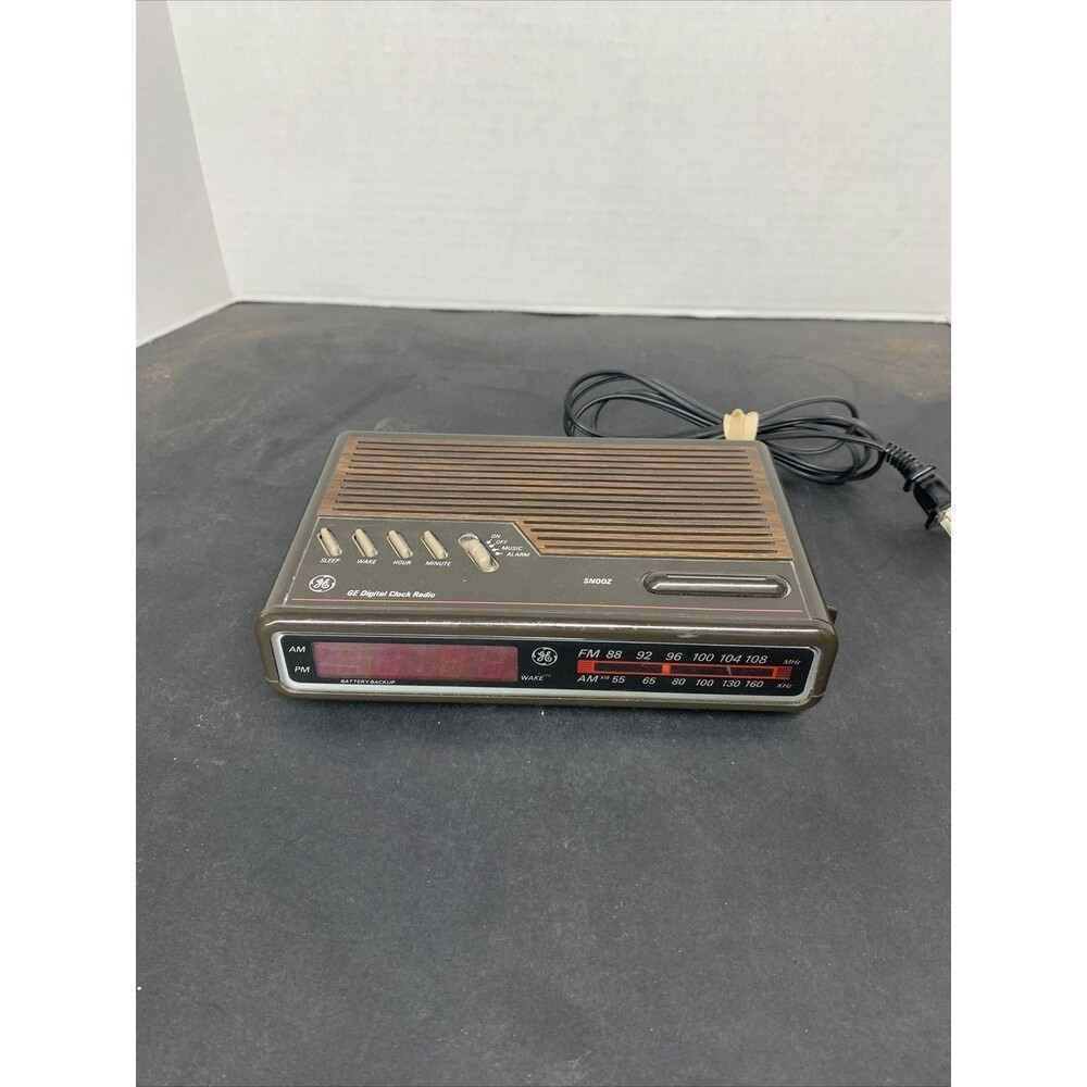 Vintage 1980s GE Digital Alarm Clock Radio Woodgrain Model 7-4612B Works except